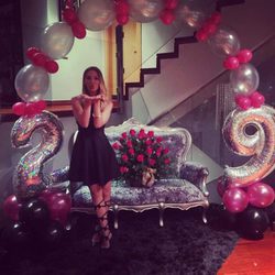Ezequiel Garay felicitando a su mujer Tamara Gorro por su 29 cumpleaños