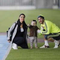 Sergio Ramos y Pilar Rubio con Sergio Ramos Jr en la Ciudad Deportiva del Real Madrid