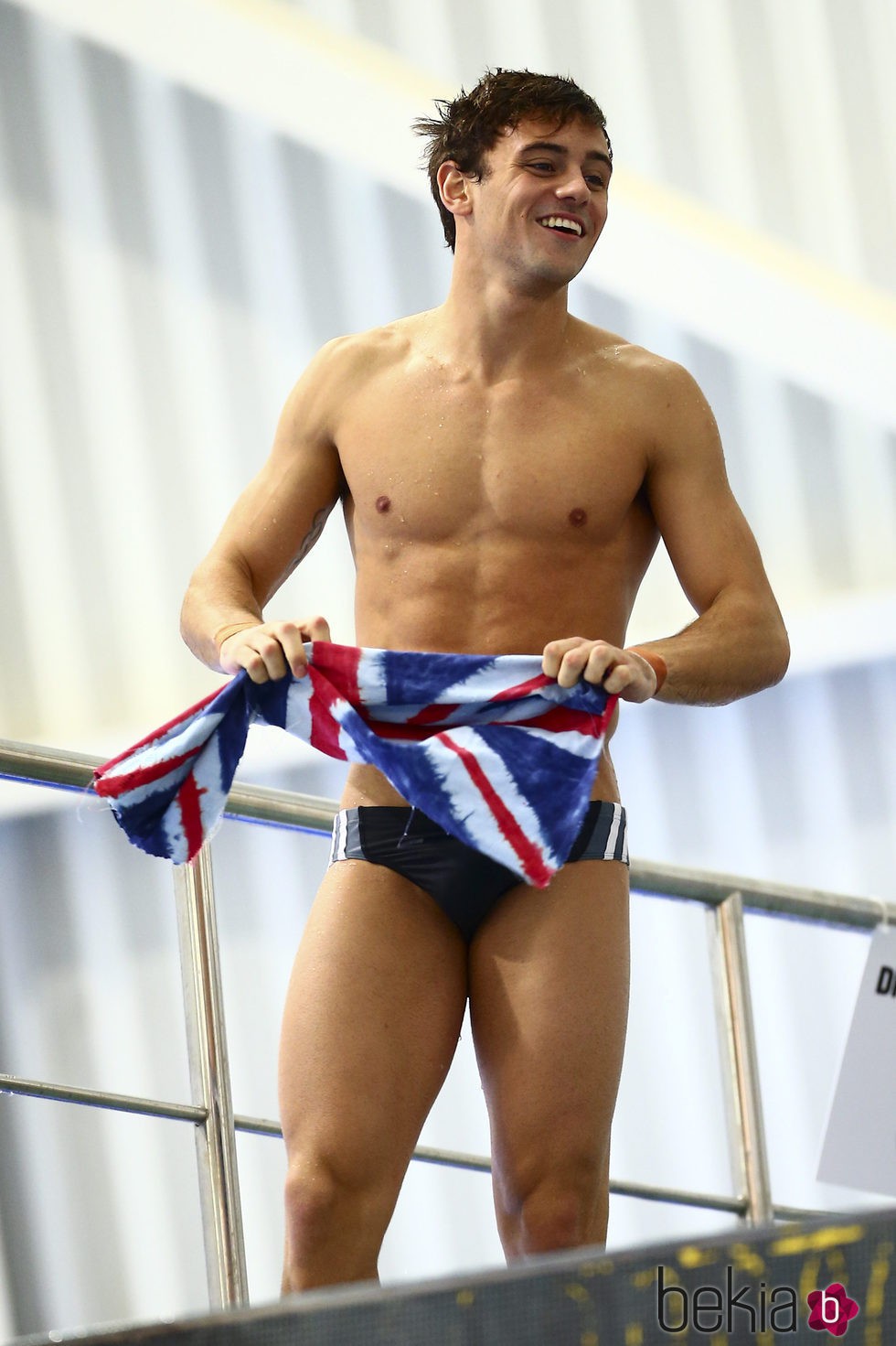 Tom Daley luce torso antes de participar en una competición de salto sincronizado