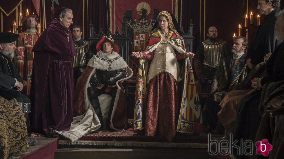 Irene Escolar y Raúl Mérida en un fotograma de 'La Corona Partida'