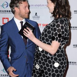 Anne Hathaway intercambia miradas con su marido Adam Shulman en The Los Angeles Fine Art Show 2016