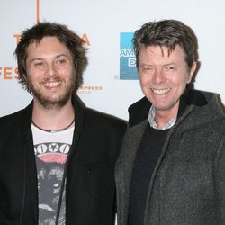 David Bowie y su hijo, Duncan Jones, en la presentación de 'Moon'