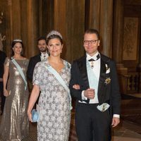 La Princesa Victoria de Suecia luciendo embarazo con Daniel de Suecia en una cena de gala