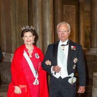 Los Reyes Silvia y Carlos Gustavo de Suecia en una cena de gala en Estocolmo