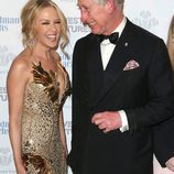 Kylie Minogue bromeando con el Príncipe Carlos en la Gala de los Prince's Trust Awards 2016