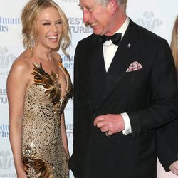 Kylie Minogue bromeando con el Príncipe Carlos en la Gala de los Prince's Trust Awards 2016