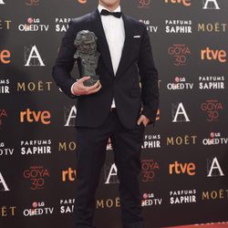 Miguel Herrán con su Goya al Mejor Actor Revelación