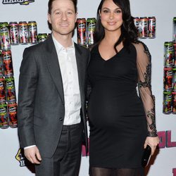 Morena Baccarin y Benjamin McKenzie, futuros orgullosos papás en el estreno de 'Deadpool'