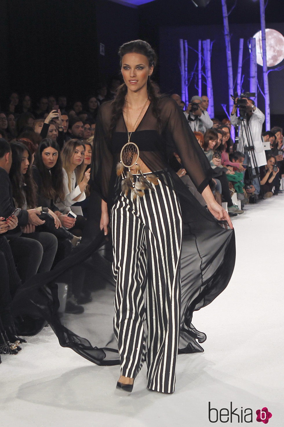 Helen Lindes sobre la pasarela de la MFSHOW Woman presentando la colección otoño/invierno 2016/2017 
