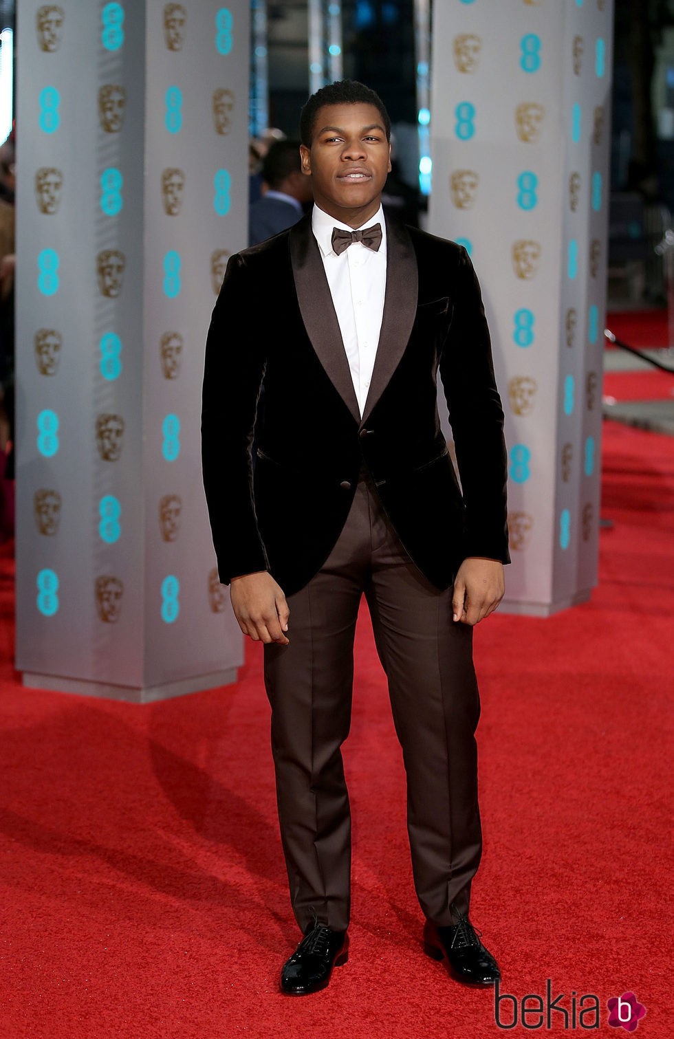 John Boyega en la alfombra roja de los BAFTA 2016