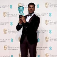 John Boyega con su BAFTA 2016 a estrella emergente