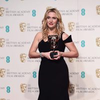 Kate Winslet con su BAFTA 2016 a Mejor actriz de reparto por 'Steve Jobs'