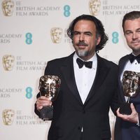 Leonardo DiCaprio y Alejandro G. Iñárritu con sus BAFTA 2016 por 'El Renacido'