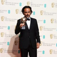 Alejandro González Iñárritu con su BAFTA 2016 a Mejor Director por 'El Renacido'