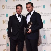 Leonardo DiCaprio con Tom Cruise y su BAFTA 2016 a Mejor actor por 'El Renacido'