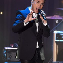 Adam Lambert actuando en la fiesta Clive Davis previa a los Grammy 2016