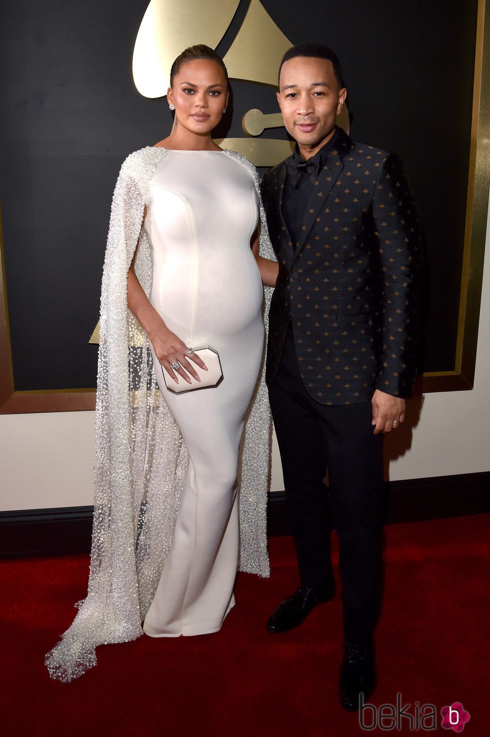 John Legend y su mujer Chrissy Teigen en la alfombra roja de los Premios Grammy 2016