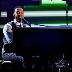 John Legend durante su actuación en los Premios Grammy 2016