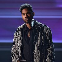 Miguel durante su actuación en los Premios Grammy 2016