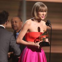 Taylor Swift recoge su premios en la gala de los Premios Grammy 2016