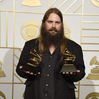 Chris Stapleton posa con sus dos Premios Grammy 2016