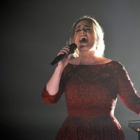 Adele durante su actuación en los Premios Grammy 2016