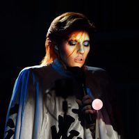 Lady Gaga homenajeando a David Bowie en los Grammy 2016