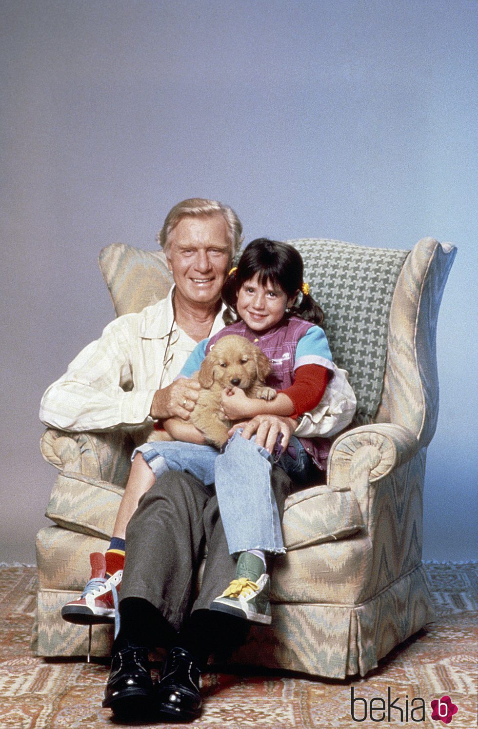 George Gaynes y Soleil Moon Frye posando juntos para la serie 'Punky Brewster'