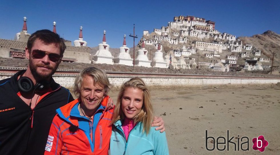 Jesús Calleja con Elsa Pataky y Chris Hemsworth en el Himalaya