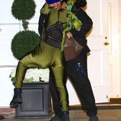 Rob Kardashian y Blac Chyna se besan y abrazan a la salida de un centro de belleza