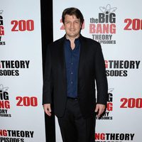 Nathan Fillion en la fiesta de 'The Big Bang Theory' por sus 200 capítulos