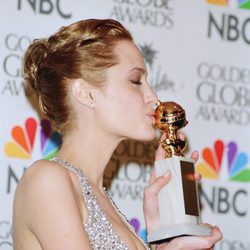 Angelina Jolie en los Globos de Oro 1999