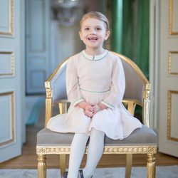 Estela de Suecia en su 4 cumpleaños