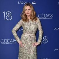 Jennifer Jason en la entrega de los Costume Designers Guild Awards en Los Ángeles