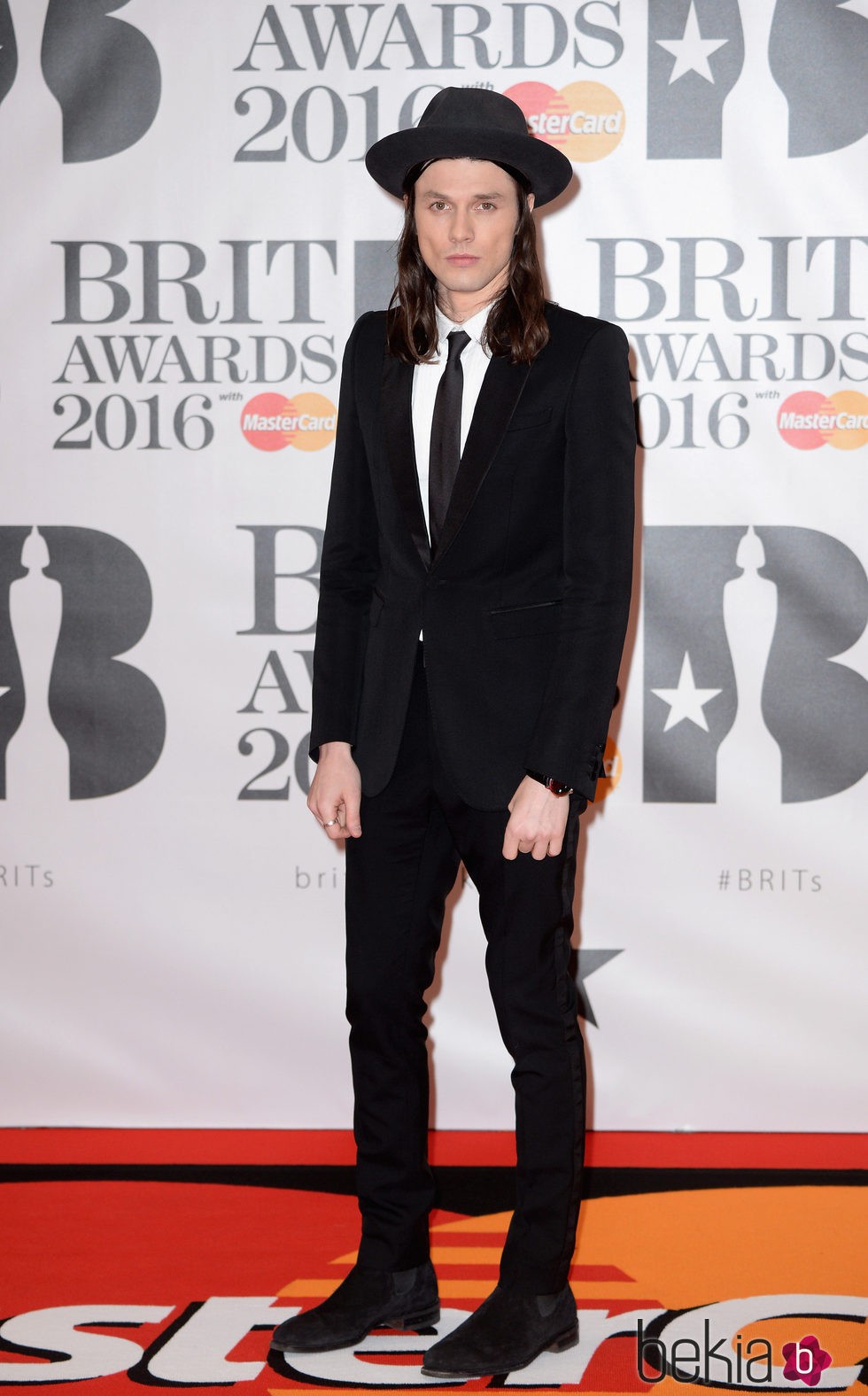 James Bay en la alfombra roja de los Premios Brit 2016