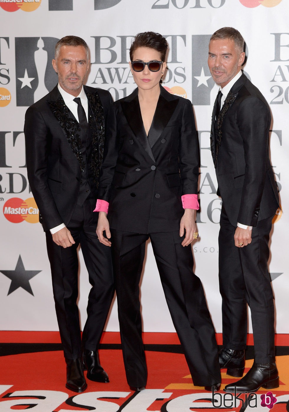 Noomi Rapace y Dsquared2 en la alfombra roja de los Premios Brit 2016
