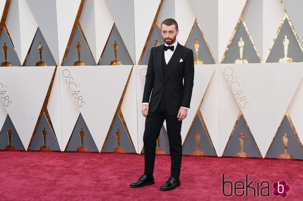 Sam Smith en la alfombra roja de los Premios Oscar 2016