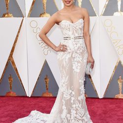 Priyanka Chopra en la alfombra roja de los Premios Oscar 2016