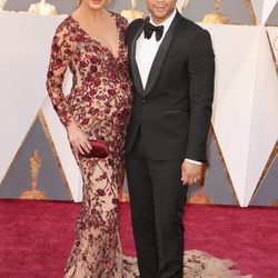 John Legend y su mujer Chrissy Teigen en la alfombra roja en los Premios Oscar 2016