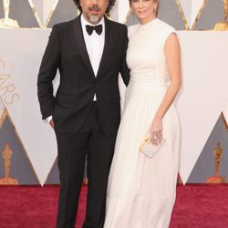 Alejandro González Iñárritu y su mujer Maria Eladia Hagerman en la alfombra roja de los Premios Oscar 2016
