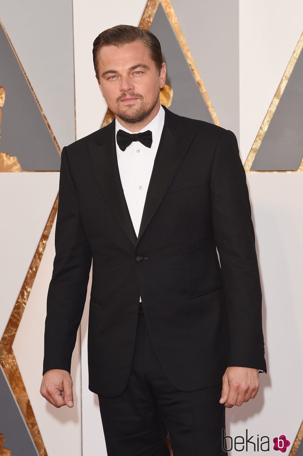Leonardo DiCaprio en la alfombra roja de los Premios Oscar 2016