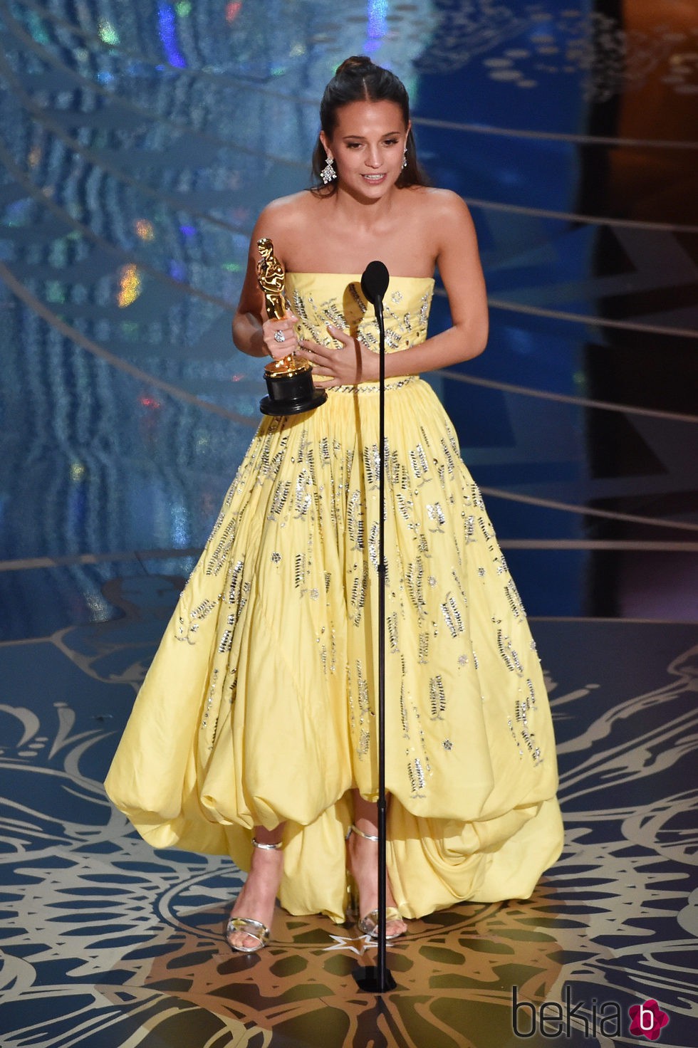 Alicia Vikander recogiendo su Oscar 2016 a Mejor actriz de reparto