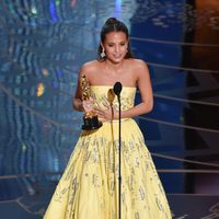 Alicia Vikander recogiendo su Oscar 2016 a Mejor actriz de reparto