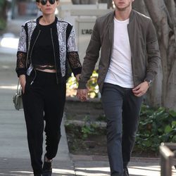 Jamie Bell y Kate Mara pasean cogidos de la mano por Hollywood