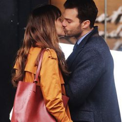 Jamie Dornan y Dakota Johnson besándose en el rodaje de 'Cincuenta sombras más oscuras'