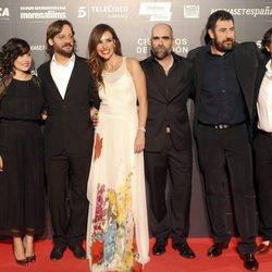 Daniel Calparsoro con Luis Tosar, Patricia Vico, Marian Álvarez, Rodrigo de la Serna y Luis Callejo en el estreno de la película 'Cien años de perdón'
