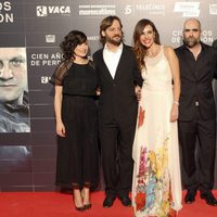 Daniel Calparsoro con Luis Tosar, Patricia Vico, Marian Álvarez, Rodrigo de la Serna y Luis Callejo en el estreno de la película 'Cien años de perdón'