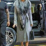 Jennifer Lopez con un abrigo gris y una estola de piel para protegerse del frío de Nueva York