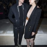 Kate Mara y Jamie Bell cariñosos durante el desfile de 'H&M Studio' en la Fashion Week de París Otoño/Invierno 2016/2017