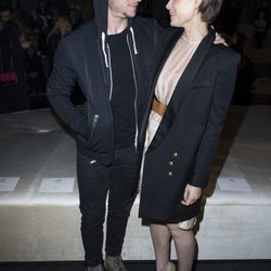 Kate Mara y Jamie Bell cariñosos durante el desfile de 'H&M Studio' en la Fashion Week de París Otoño/Invierno 2016/2017
